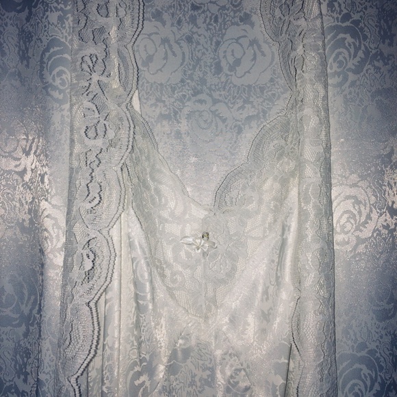 Ladies Wedding White negligee set with intricate lace trim. size S - Picture 2 of 9